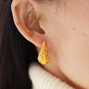 ต่างหูทรงหยดน้ำเคลือบทอง 18k ทำจากไทเทเนียมสตีล เหมาะสำหรับงานปาร์ตี้ เครื่องประดับแฟชั่น - Product Image 4