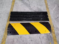 Protector de Cables con Franjas Diagonales, Estilo Twill Amarillo y Negro, de Goma, para Reducción de Velocidad y Seguridad Vial, 1000x300x50mm, 11-13kg/m
