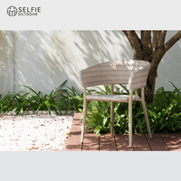 Chaise de bistrot française moderne pour jardin de villa extérieure avec structure en aluminium et rotin PE, idéale pour chambre, école, parc, cuisine et atelier