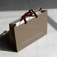 Sacs shopping en papier personnalisés en gros avec poignée en ruban de satin, logo imprimé, sacs cadeaux de remerciement pour l'emballage de produits artisanaux et de bougies