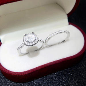 Anello di Fidanzamento Classico da Donna con Diamante Taglio Brillante Rotondo Colore D Naturale Montatura Halo DJ039 - Product Image 2