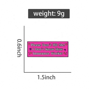 Broche in smalto con frase divertente: 'Per favore, <span class=keywords><strong>non</strong></span> colpirmi, <span class=keywords><strong>non</strong></span> so come funziona l'assicurazione', ideale come distintivo per zaino o regalo - Product Image 6