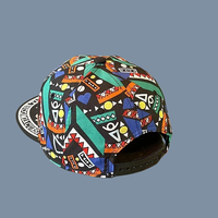 Gorra Snapback con Estampado Completo y Logotipo Bordado en 3D, 100% Poliéster, Estampado Geométrico con Letras, Unisex, Ajustable, Visera Plana, Estilo Hip Hop