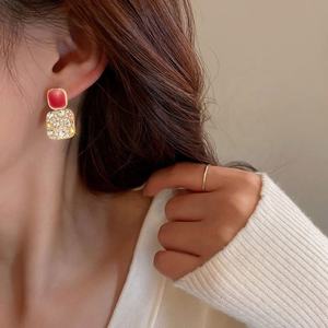 Boucles d'oreilles tendance pour femme, version coréenne haut de gamme, élégantes, avec pierres géométriques en forme de bloc, incrustées de diamants, motif carré peinture à l'huile et perle comme pierre principale - Product Image 2