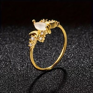 Anello a Forma di Luna per Donne, Gioiello Elegante e Raffinato da Indossare sul Dito - Product Image 6