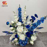 Centre de table floral bleu royal au design moderne pour la décoration d'événements de mariage