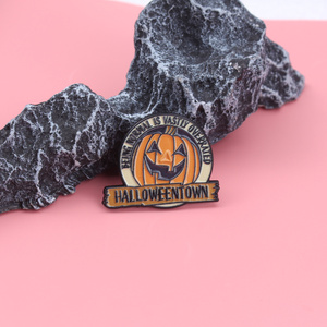 "Normale è grossolanamente sopravvalutato" distintivi in lega unici di Halloween con testa di zucca, spille smaltate, spille per zaino, ecc. - Product Image 2