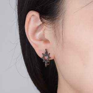 White brass and <b>black</b> gold <b>heart</b>-shaped hoop earrings, original niche design, fashionable and versatile women's earrings - Product Image 5