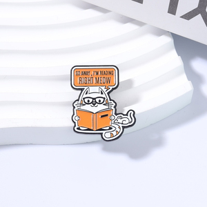 Spilla in smalto 'Go Away I'm Reading Right Meow' con gatto e topo, divertente giocata di parole per amanti dei libri, distintivo da borsa e risvolto, gioielli divertenti, regali per bambini e amici - Product Image 3