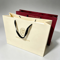Sacs en papier couché imprimés sur mesure élégants avec logo, poignées en ruban de satin, sacs fourre-tout de luxe pour boutiques de mode et vêtements