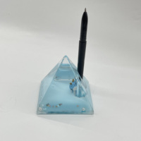 Papeterie liquide colorée avec de jolis flotteurs, porte-stylo décoratif transparent en forme de pyramide avec des cerfs et des bonhommes de neige