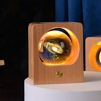 Lampe de table LED rechargeable par USB avec base en bois, lampe planète galaxie en cristal Art Déco gravée en 3D, décoration sur le thème de l'espace, cadeau pour enfants