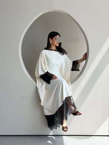 Abaya Cerrada COMMuslim, Vestido Blanco con Encaje Negro, Fabricantes de Túnicas Holgadas Personalizadas para Mercados Europeos, Americanos y de Oriente Medio - Product Image 3