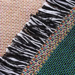 Vente en gros Couverture de pique-nique en polyester de luxe avec pompon jacquard tricoté tapisserie tissé personnalisé