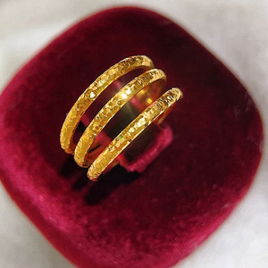 This popular Little Red Book (Xiaohongshu) item is a solid gold-plated, round, <b>plain</b> band <b>ring</b> with a closed design. It's - Product Image 3