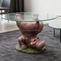 Mesa de Comedor Única con Tapa de Vidrio y Base Esculpida en FRP que Agrega un Toque Divertido y Artístico