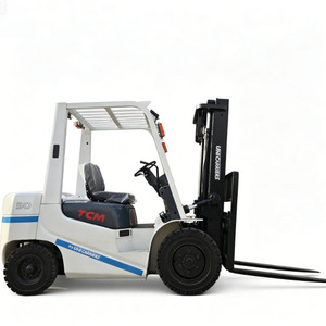 Chariot élévateur diesel lourd d'occasion TCM FD30 3 tonnes avec déplaceur latéral hydraulique, pneus pleins, mât à deux étages - Product Image 1