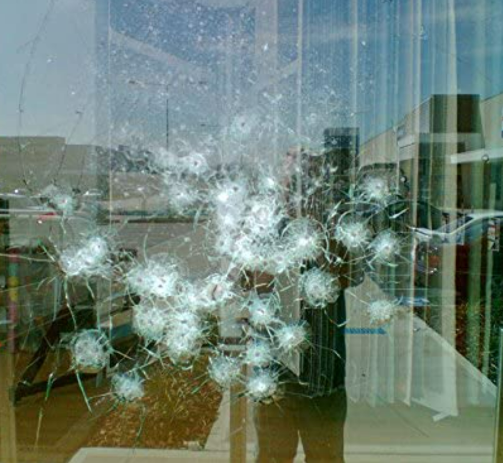 Бронирование окон защитной пленкой. Бронированные стекла. Бронирующая защитная пленка для окон. Солнцезащитная пленка для окон. Бронированная пленка на стекло.