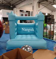 Château gonflable mini blanc pastel de 6 pieds, en PVC commercial, pour enfants, idéal pour les fêtes et événements en intérieur.