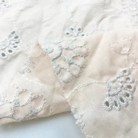 Tissu en voile de coton brodé uni teint pour chemise