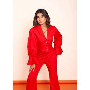 Conjunto de Blazer Rojo Intenso y Pantalón Bootcut para Mujer, Conjunto de Dos Piezas Elegante con Corte Entallado y Estilo Moderno - Product Image 6