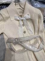 Nouveautés 2026 - Ensemble en tricot pour femmes en 2 pièces pour l'automne - Cardigan à col rabattu avec boutons perlés et mini-jupe - Tenue décontractée avec ceinture
