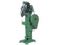 Machine à riveter hydraulique automatique pour pièces métalliques