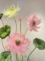 Lotus artificiels géants en organza, élégamment érigés, pour la décoration de la maison, les décorations d'événements, les décors de scène et les toiles de fond.