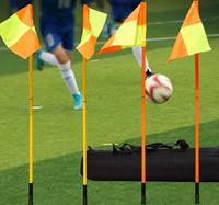 Poteaux de slalom portables pour l'entraînement au football et au basketball, en PVC et acier, avec drapeaux d'angle et piquets de sol amovibles pour l'extérieur