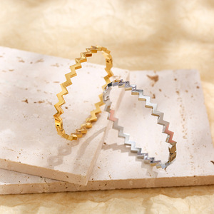 Bracelet jonc unisexe en acier inoxydable plaqué or 18 carats, motif vague en Z, bijoux de mode en gros, accessoires cadeaux 2026 - Product Image 3