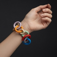 Bracelet multicolore entrelacé pour femme, chaîne à boucles de couleur mate, style minimaliste géométrique, accessoire de mode audacieux pour le poignet