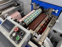 Machine de découpe et d'impression multicolore entièrement automatique pour papier autocollant 350mm 570mm, avec fonction de refendage, pour l'étiquetage commercial