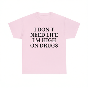 T-shirt 'Non ho bisogno della vita, sono drogato' - Maglietta divertente con meme, ironica e sarcastica, abbigliamento per rave - Product Image 1