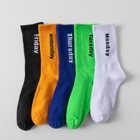 Chaussettes à la mode au design personnalisé Fabricant de chaussettes à logo personnalisé amusant dans une boîte Chaussettes confortables pour femmes et hommes