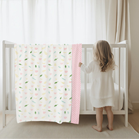 Couverture Bébé Rose Motif Oiseau, Douce et Sensorielle en Minky à Pois, Apaisante pour la Crèche, Couverture d'emmaillotage pour Tout-petit, Certifiée GRS OEKO-TEX, Tricotée Quatre Saisons