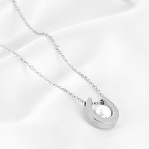 Collar con colgante de perla en forma de herradura, cadena de clavícula de oro de 18 quilates para mujer, uso diario, diseño solitario con perla AAA - Product Image 3