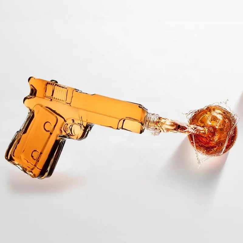 Decanter per bottiglie di vetro fatto a mano <span class=keywords><strong>AK</strong></span> 47 bottiglia a forma di pistola decanter e bicchieri per whisky in vetro set design innovativo con cornice in legno