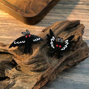 Alfileres de esmalte Mothman, broches de animales de criatura <span class=keywords><strong>Invisible</strong></span> de ojo rojo personalizados, insignias de solapa, Pin Punk gótico, <span class=keywords><strong>regalo</strong></span> de joyería <span class=keywords><strong>para</strong></span> amigos - Product Image 4