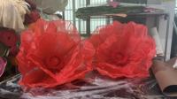 Fleurs géantes artisanales en organza, pivoines et roses, installation artistique de luxe pour toile de fond de mariage, décorations de scène
