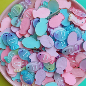 Accessoires de bijoux DIY : Breloques miniatures en résine colorées en forme de poisson pour la création de broches, de coques de téléphone faites à la main et d'aimants de réfrigérateur - Product Image 5
