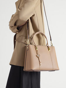 กระเป๋าโท้ทหนังแท้สุดหรูขายส่ง พร้อมปักโลโก้ กระเป๋าสะพายไหล่ผู้หญิง ความจุเยอะ กระเป๋าถือสำหรับสุภาพสตรีสำหรับใช้ในสำนักงาน - Product Image 6