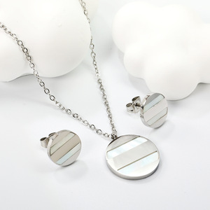 Ensemble de bijoux en coquillage blanc rond de style européen et américain pour femmes, collier et boucles d'oreilles à design géométrique pour un usage quotidien - Product Image 4