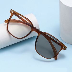 แว่นตาคอมพิวเตอร์กรอบใหญ่ทรงเหลี่ยม รุ่นวินเทจ ปี 2025 สำหรับผู้ชายและผู้หญิง พร้อมโลโก้สั่งทำพิเศษ เปลี่ยนสีได้ ป้องกันแสงสีฟ้า - Product Image 1