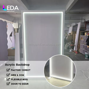 Letrero de Bienvenida LEDA Blanco con Base Acrílica y Luz LED, Arco de Acrílico para Bodas y Eventos - Product Image 3