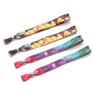 Muñequera de cuentas tejida para eventos de festival de tela hecha a mano ecológica ajustable personalizada con logotipo y color personalizado - Product Image 1