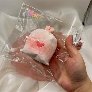 Juguete Antiestrés de Silicona de Grado Alimenticio Hecho a Mano, Estilo Little Red Book, Económico para Estudiantes - Product Image 1