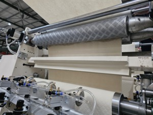 Machine automatique XINYUN à bon prix pour la fabrication <span class=keywords><strong>de</strong></span> serviettes en papier pliées en V et <span class=keywords><strong>de</strong></span> mouchoirs, 380V, 80-110m/min, à vendre - Product Image 3