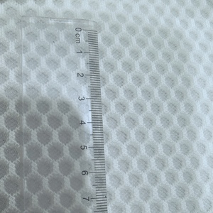 Tejido de malla de poliéster 100% con trama de aire, ecológico, hexagonal tipo panal de abeja de 2mm, transpirable, tipo sándwich, de secado rápido, anti-bolitas, para ropa deportiva y automóvil. - Product Image 2
