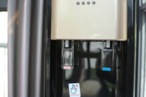 Dispenser d'<span class=keywords><strong>Acqua</strong></span> Elettrico con Caricamento dal Basso in Plastica - Refrigeratore d'<span class=keywords><strong>Acqua</strong></span> a 3 Temperature (Calda/Fredda) per Hotel, con Supporto Bottiglia Nascosto, Leggero - Product Image 6