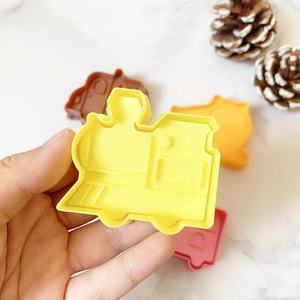 Cortador <span class=keywords><strong>de</strong></span> galletas <span class=keywords><strong>de</strong></span> plástico con dibujos animados para niños, prensa <span class=keywords><strong>de</strong></span> émbolo <span class=keywords><strong>de</strong></span> galletas diy, 4 piezas, tren <span class=keywords><strong>de</strong></span> coches, venta al por mayor - Product Image 2
